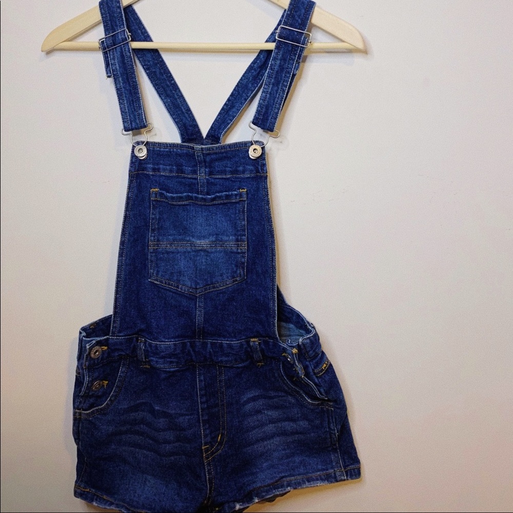 Love tree denim overall shorts.